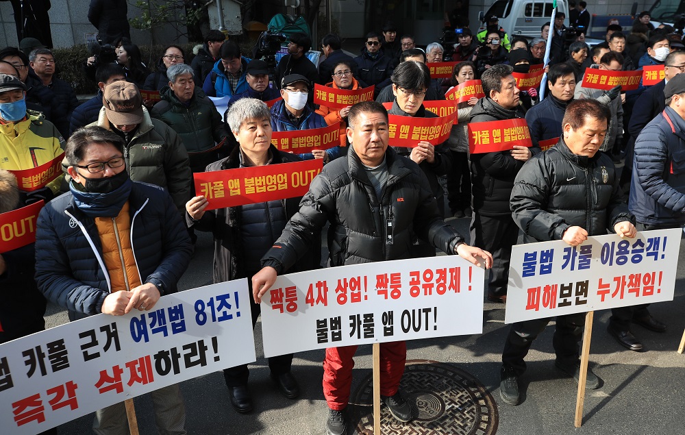 ▲12일 오전 서울 영등포구 여의도 더불어민주당사 앞에서 택시업계 비상대책위원회 소속 기사들이 카풀 반대 집회를 하고 있다. (연합뉴스)