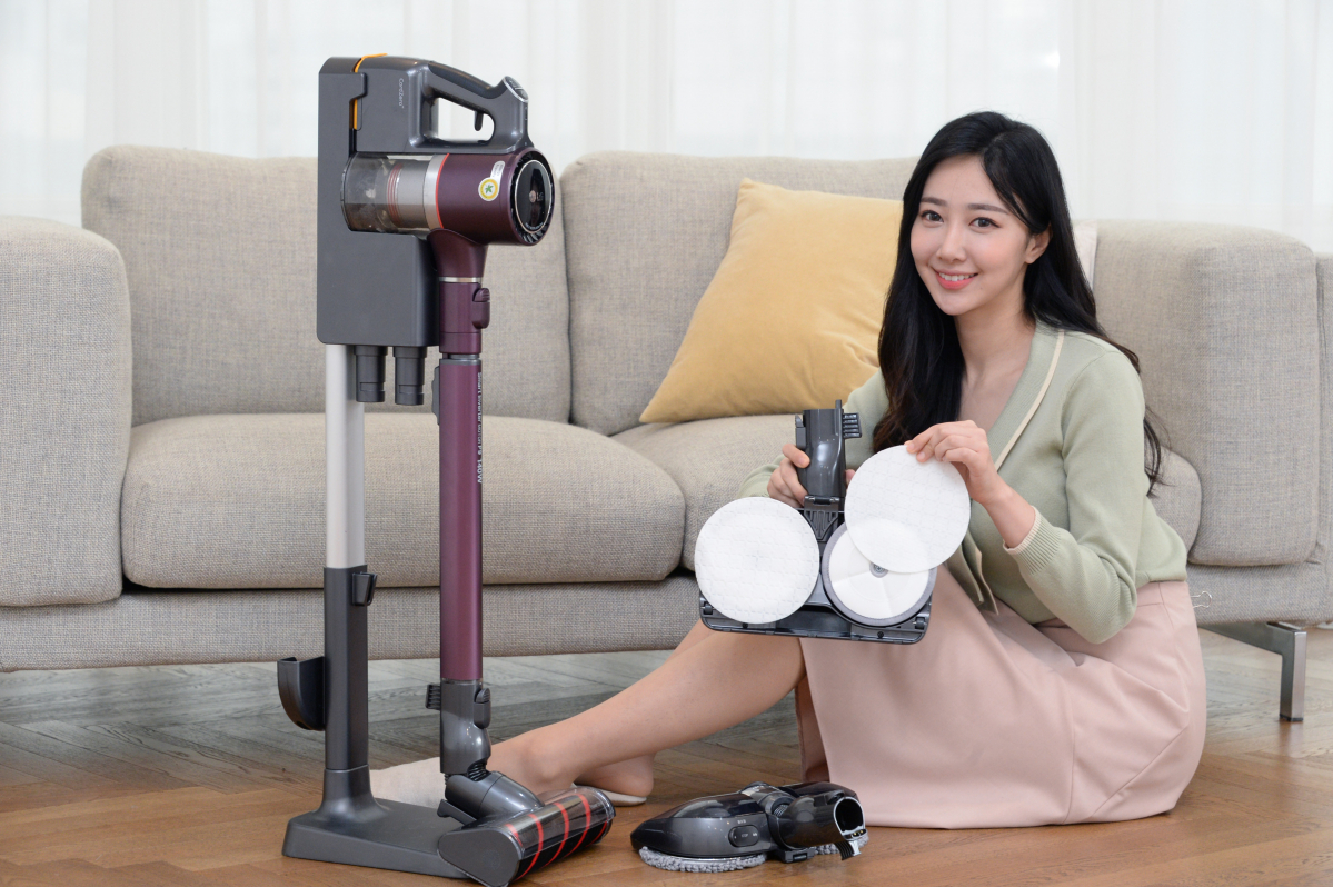 ▲코드제로 A9을 더욱 편리하게 쓸 수 있는 일회용 청소포를 부착하는 모습.(사진제공 LG전자)