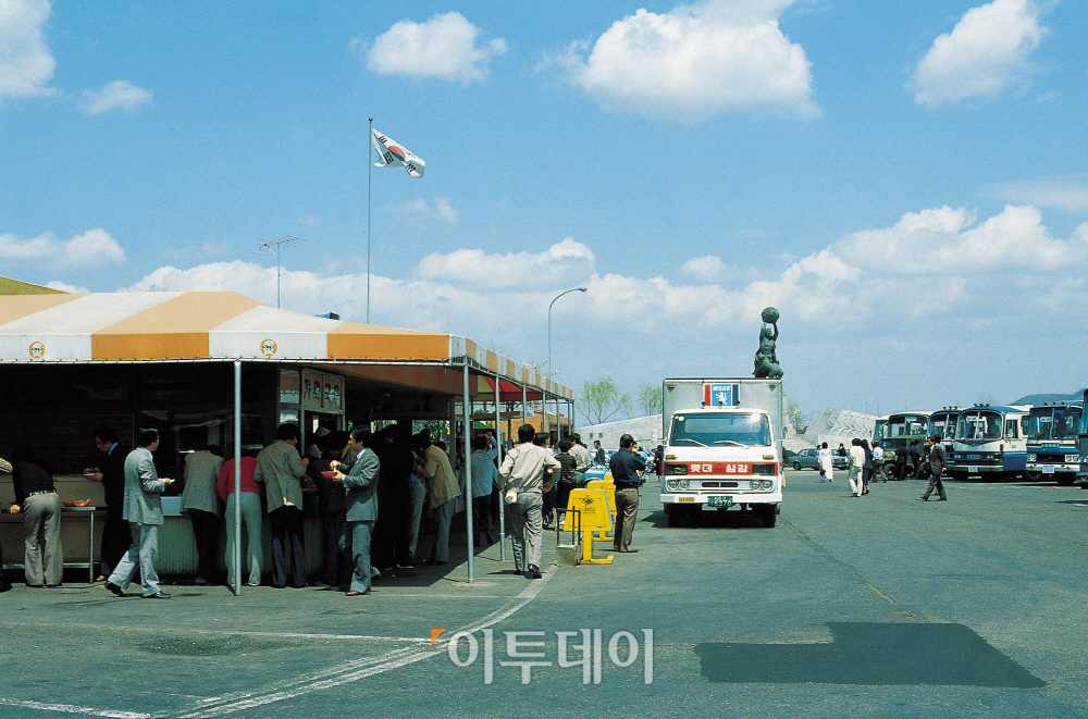 ▲1980년대 망향휴게소 전경. 지금과는 달리 가판대에 서서 가락국수를 먹는 고객들의 모습이 이채롭다.(한국도로공사)