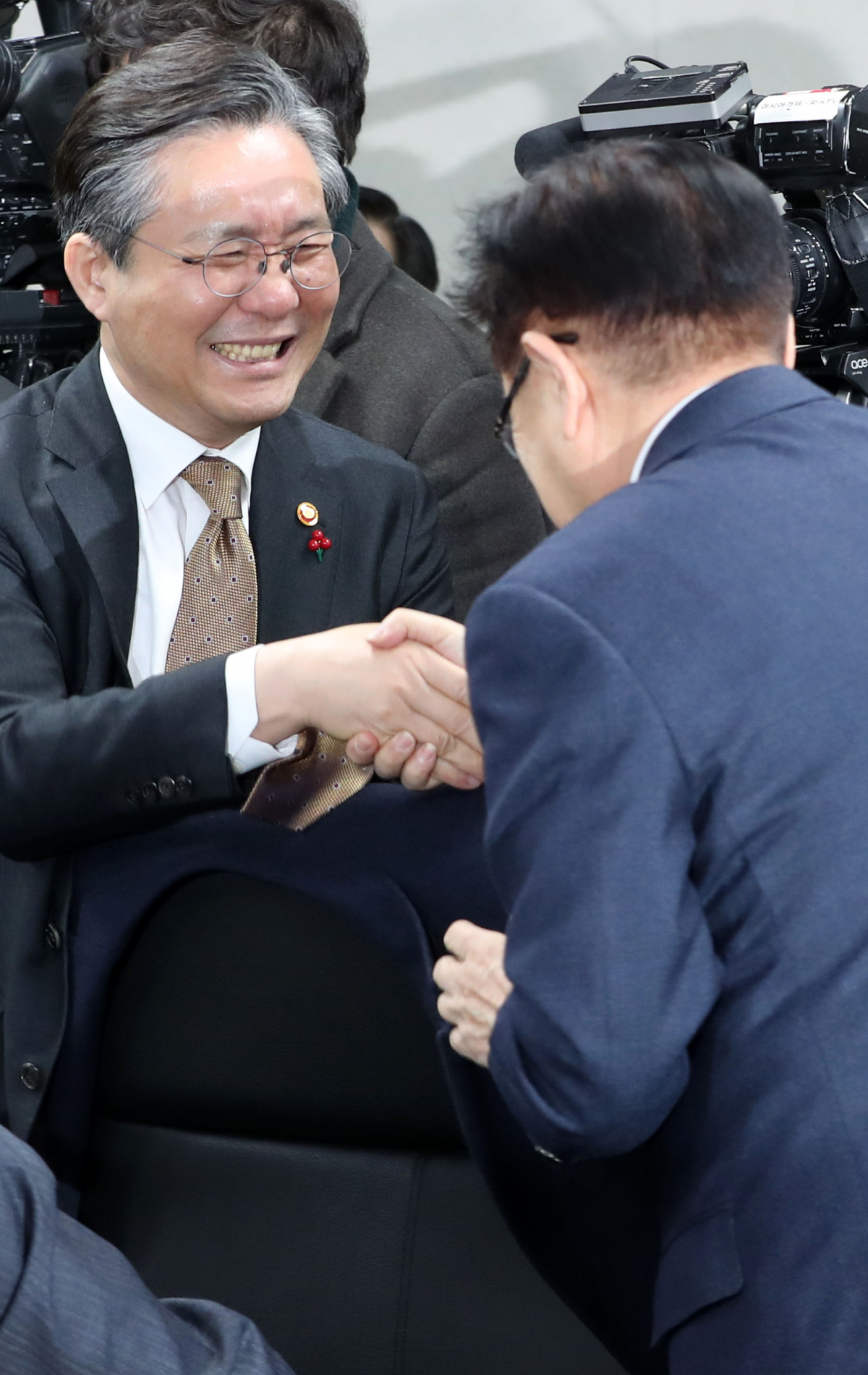 ▲성윤모 산업통상자원부 장관이 지난달 서울 광화문 무역보험공사 대회의실에서 열린 민관합동 수출전략회의에 참석해 김영주 한국무역협회 회장과 인사를 나누고 있다. (뉴시스)