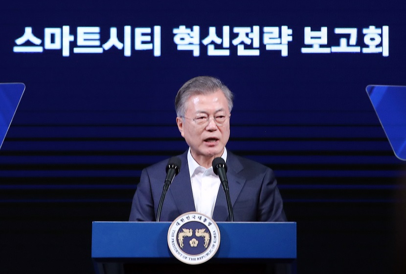 ▲문재인 대통령이 13일 오전 부산광역시 해운대구 벡스코에서 열린 '혁신의 플랫폼 함께 만드는 스마트시티' 전략발표회에서 연설하고 있다. 이날 행사는 문 대통령의 전국 경제투어 여섯 번째 행사로 열렸다.(연합뉴스)