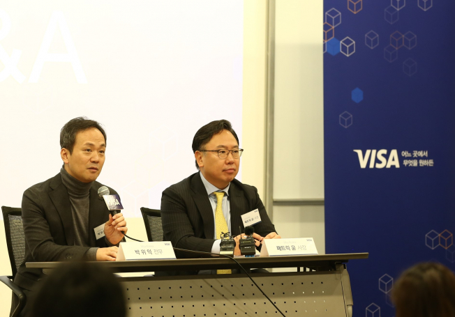 ▲패트릭 윤 비자코리아 사장(오른쪽)과 박위익 전무가 13일 서울 중구 대한상공회의소에서 열린 '신년 기자간담회'에서 질문에 답하고 있다.(사진제공=비자코리아)