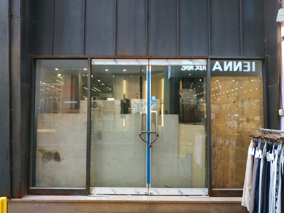 ▲명동 골목에 위치한 비어있는 상가(박미선 기자 only@)