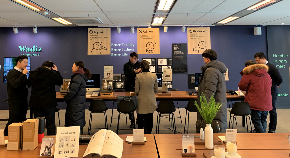 ▲와디즈 판교 사옥에 오픈된 체험존에서 서포터 및 예비 서포터들이 설명을 들으며 제품을 살펴보고 있다.(사진 = 와디즈 제공)