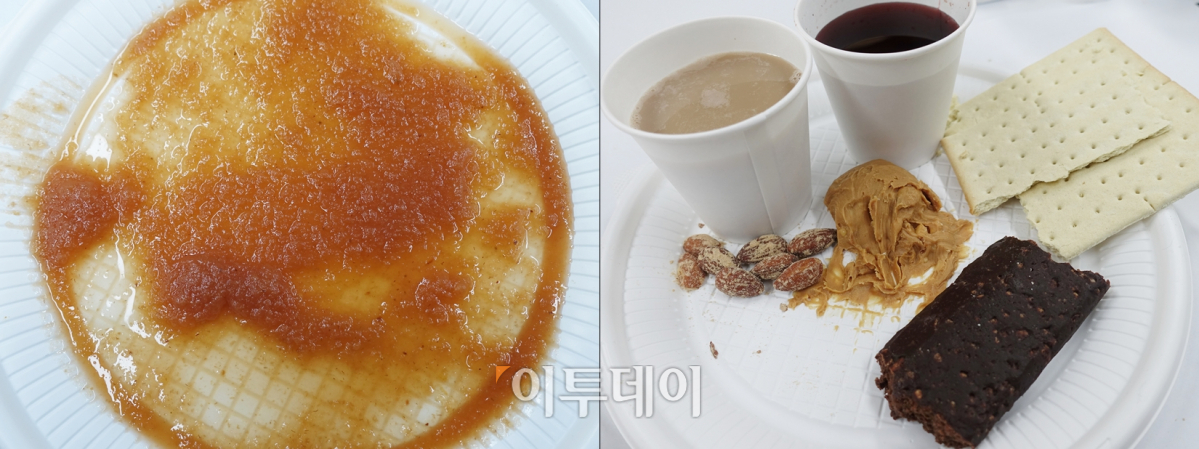 ▲애플소스를 곁들인 라즈베리 퓨레(왼쪽)와 나머지 디저트(오른쪽). 모카 카푸치노, 라즈베리 에이드, 땅콩버터, 비스킷, 아몬드, 초코바로 구성됐다. (김정웅 기자 cogito@)