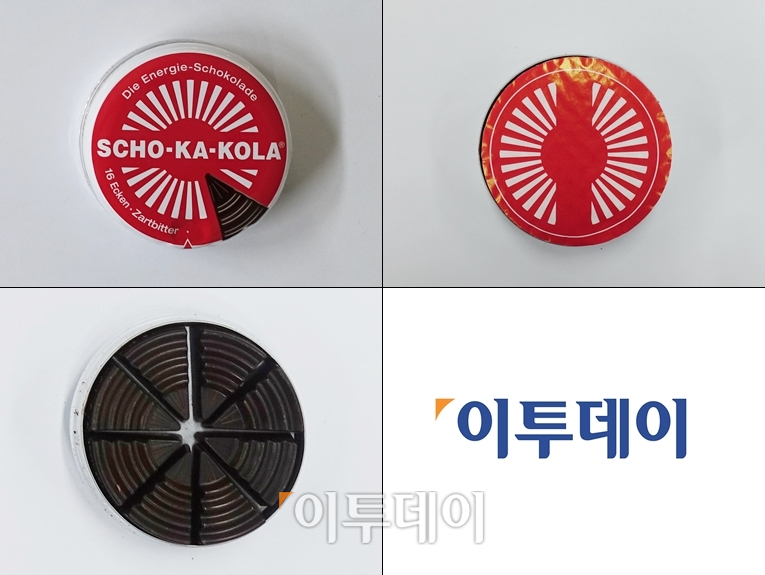 ▲2차대전부터 배급됐다는 독일의 전투식량 디저트인 초콜릿 ‘쇼카콜라’. 보기 불편한 문양이 눈에 띈다. (김정웅 기자 cogito@)