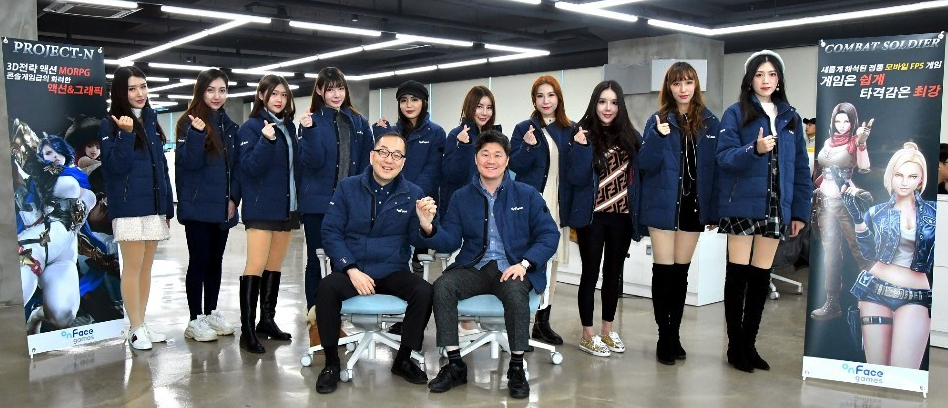 ▲정성원 온페이스 총괄부사장(앞줄 왼쪽)과 온페이스게임즈 문재성 대표가 중국 왕홍들과 기념촬영 하고 있다.(사진제공=온페이스)