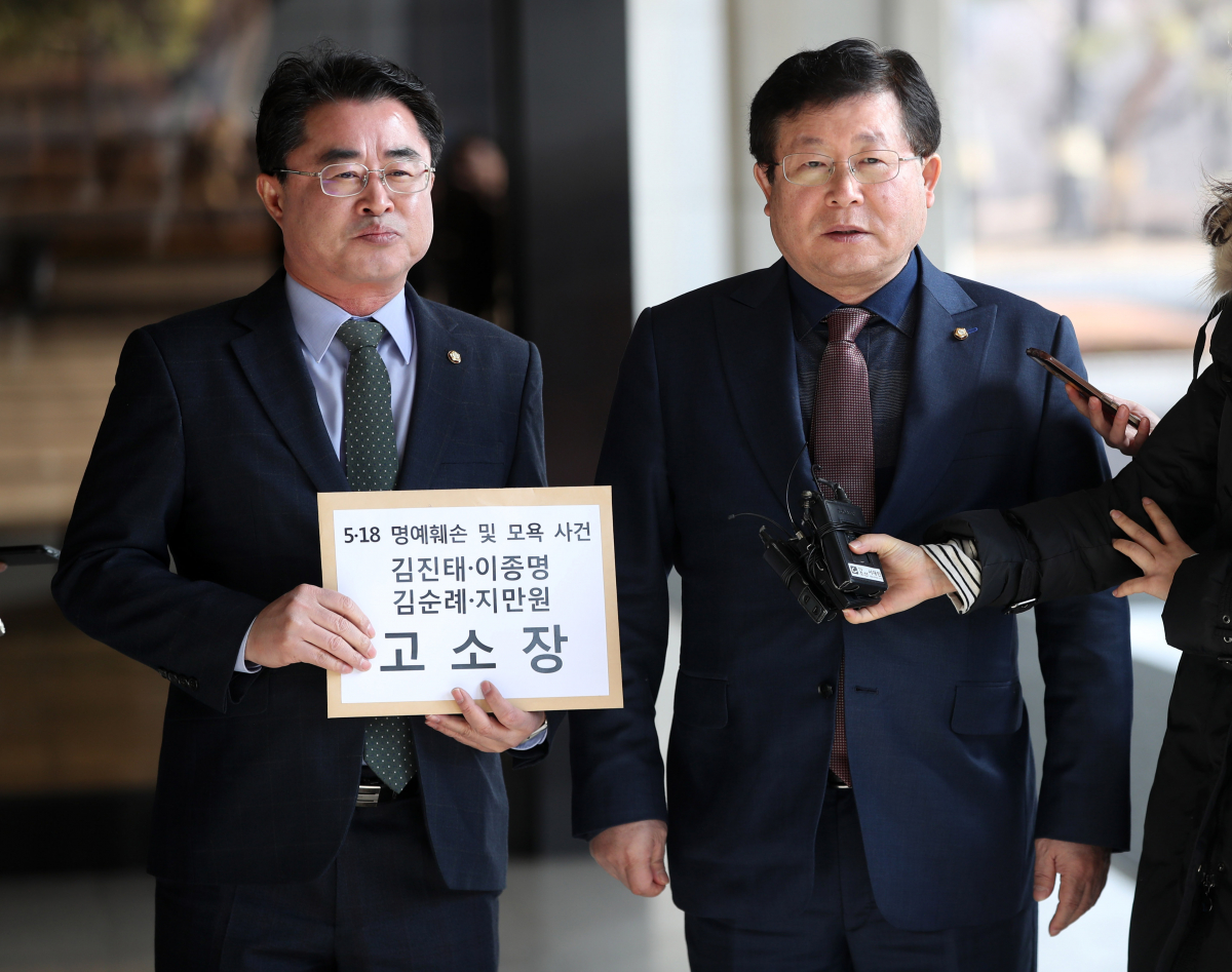 ▲설훈(오른쪽) 더불어민주당 최고위원과 최경환 민주평화당 의원이 14일 오전 서울 서초구 서울중앙지방검찰청에서 자유한국당 김진태, 김순례, 이종명 의원 및 5.18 북한군 개입설을 주장한 지만원 씨에 대해 5.18 광주민주화운동 명예훼손 및 모욕 혐의로 고소장을 접수하기 위해 민원실로 향하고 있다. (뉴시스)
