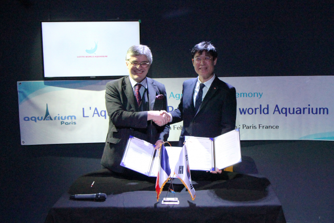 ▲업무협약서에 서명하고 악수하고 있는 (왼쪽) Aquarium de Paris – Cinéaqua Alexis L. POWILEWICZ 관장, 롯데월드 아쿠아리움 고정락 관장.(사진제공=롯데월드)