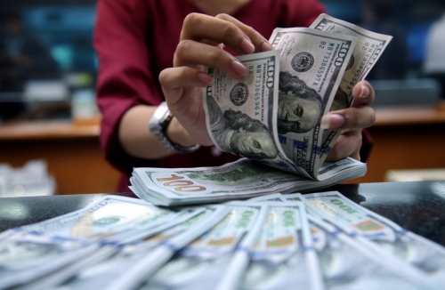 ▲은행 직원이 미국 달러를 세고 있다. EPA연합뉴스