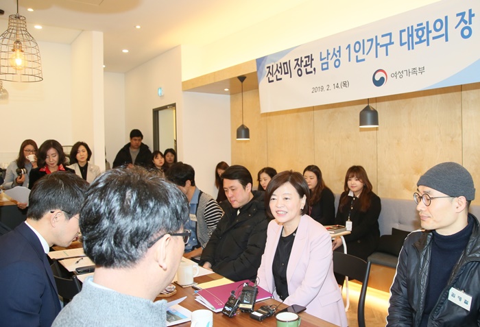 ▲진선미 여성가족부 장관이 14일 오전 서울 도봉구 소재 은혜공동체주택에서 열린 '3040세대 남성 1인 가구 간담회'에 참석해 1인 가구에 대한 법 ·제도적 차별과 사회적 편견 개선방안에 대해 이야기를 나누고 있다.(사진제공=여성가족부)