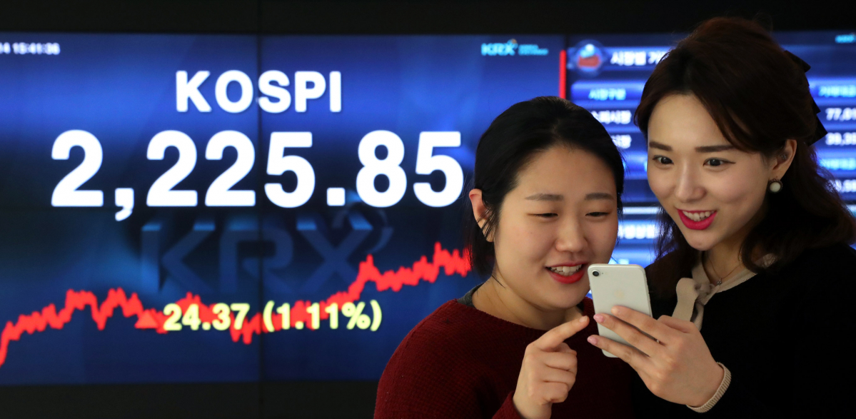 ▲14일 코스피지수는 전 거래일보다 24.37포인트(1.11%) 오른 2225.85에 거래를 마쳤다. 종가 기준으로 작년 10월 10일(2228.61) 이후 처음으로 2220선을 넘어섰다.(사진제공=한국거래소)
