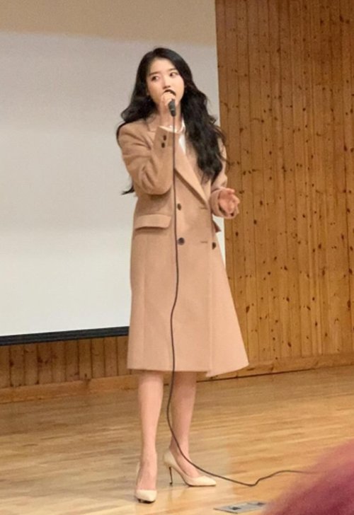 ▲김제여고 졸업식에 팬인 유애나를 위해 깜짝 방문한 아이유.(출처=유튜브)