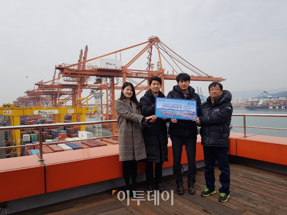 ▲조인트벤처 2호팀이 부산항만공사를 배경으로 사진을 찍었다. 왼쪽부터 국립수산물품질관리원 김보라 주무관, 해양수산부 조승래 사무관, 부산지방해양수산청 류지호 사무관, 울산항만공사 안성순 대리.(해양수산부)