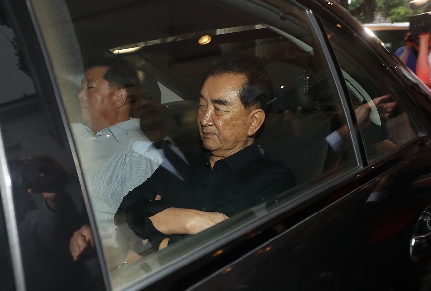 ▲2차 북미회담 실무협상을 위해 베트남을 방문한 김창선 북한 국무위원회 부장이 16일(현지시간) 하노이의 소피텔 레전드 메트로폴 하노이 호텔 방문을 마친 뒤 차량에 탑승해 건물을 나서고 있다. (하노이/연합뉴스)