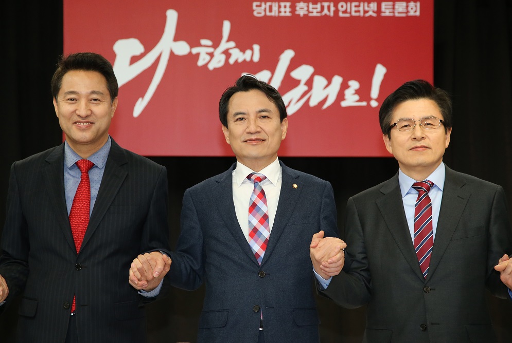 ▲17일 오전 서울 금천구 호서대 벤처타워에서 열린 자유한국당 당 대표 후보 유튜브 토론회에서 후보들이 토론회 시작에 앞서 손을 맞잡고 있다. 이날 토론회는 한국당 공식 유튜브 채널 '오른소리'를 통해 시청할 수 있다. 왼쪽부터 오세훈, 김진태, 황교안 후보. (연합뉴스)