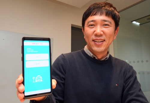 ▲이행열 KST모빌리티 대표가 ‘마카롱택시’ 앱 화면을 보여주고 있다. (오승현 기자 story@)