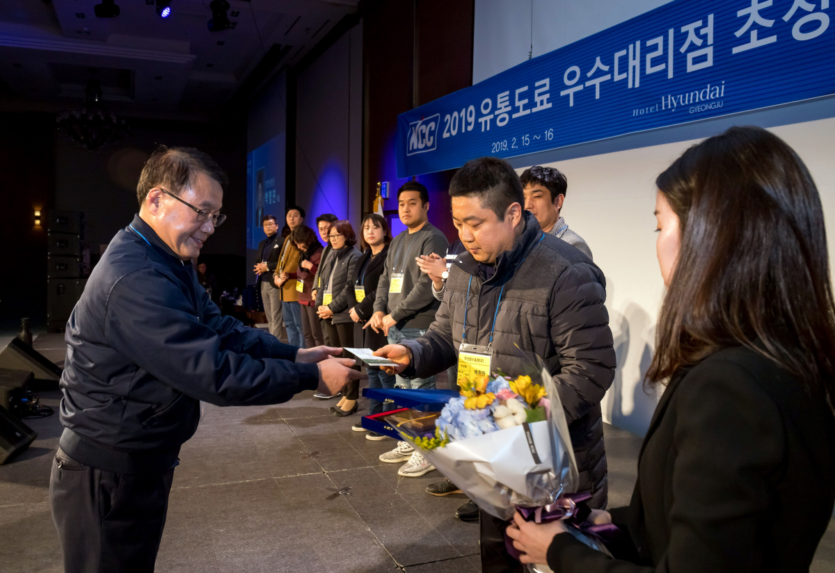 ▲오승헌 KCC 유통도료 마케팅 이사가 우수 대리점으로 선정된 대리점 대표들에게 상패를 수여하고 있다.(사진 제공=KCC)