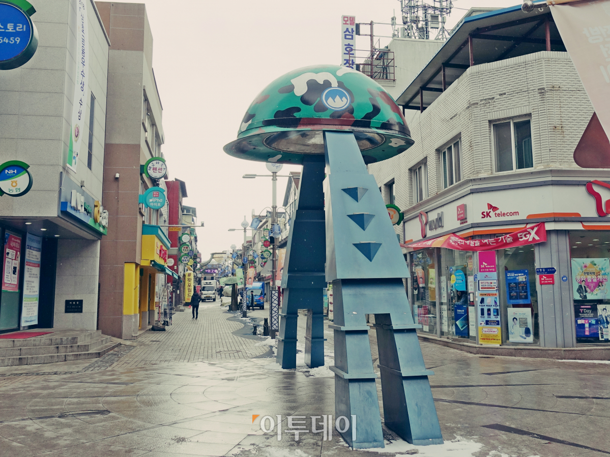 ▲양구 시내 한복판에 설치된 군모 조형물처럼, 양구 상권과 군인은 뗄래야 뗄 수 없는 영향을 주고 받는 관계였다. (김정웅 기자 cogito@)