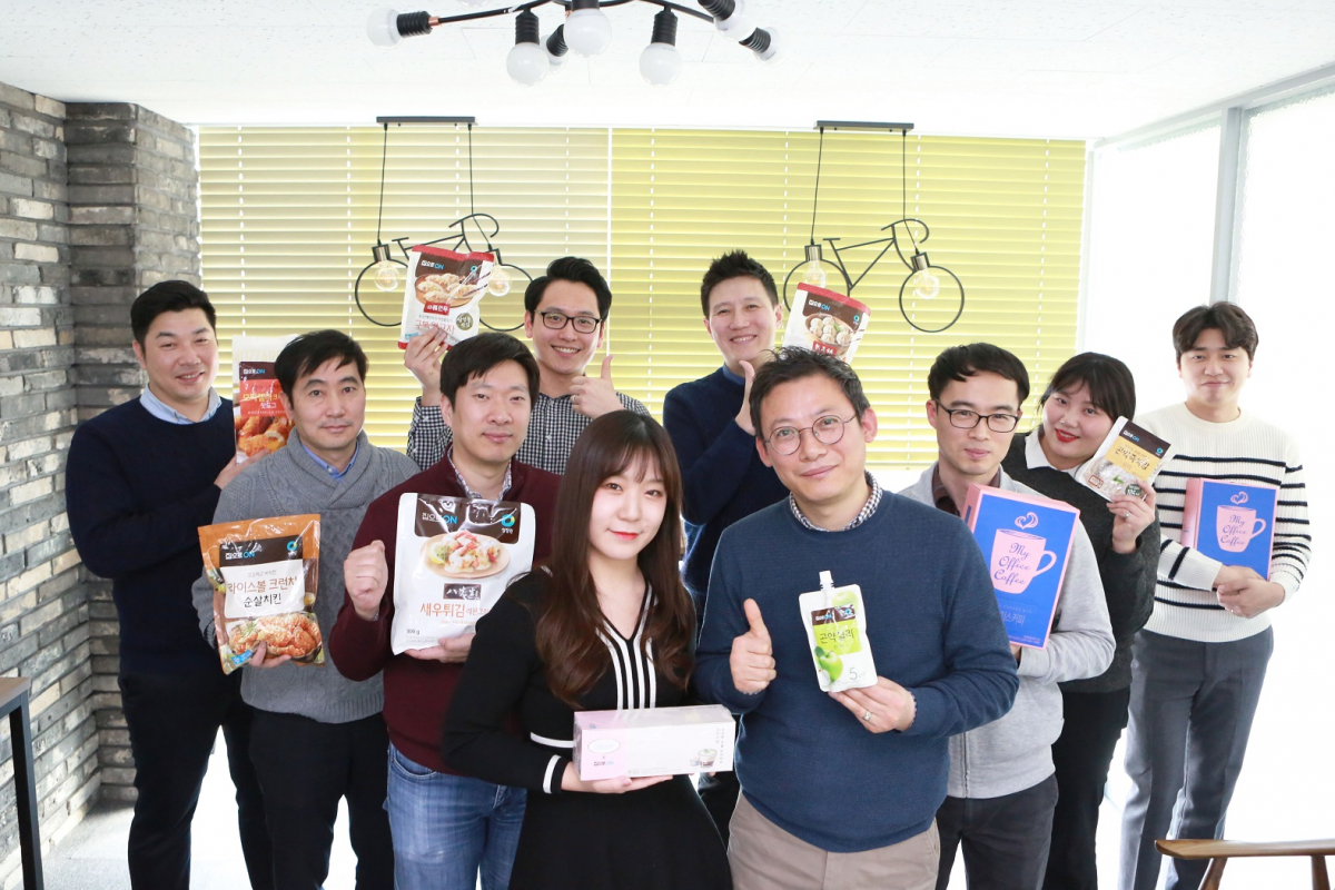 ▲대상 청정원 온라인기획팀의 손영후 과장(앞줄 왼쪽부터), 이경상 팀장, 최홍석 과장, 김희주 대리, 조규련 차장, 최윤기 과장, 조현주 매니저, 박지현 대리, 박대열 대리(뒷줄 왼쪽부터), 송호근 차장이 '집으로ON' 상품을 들고 있다. (대상)