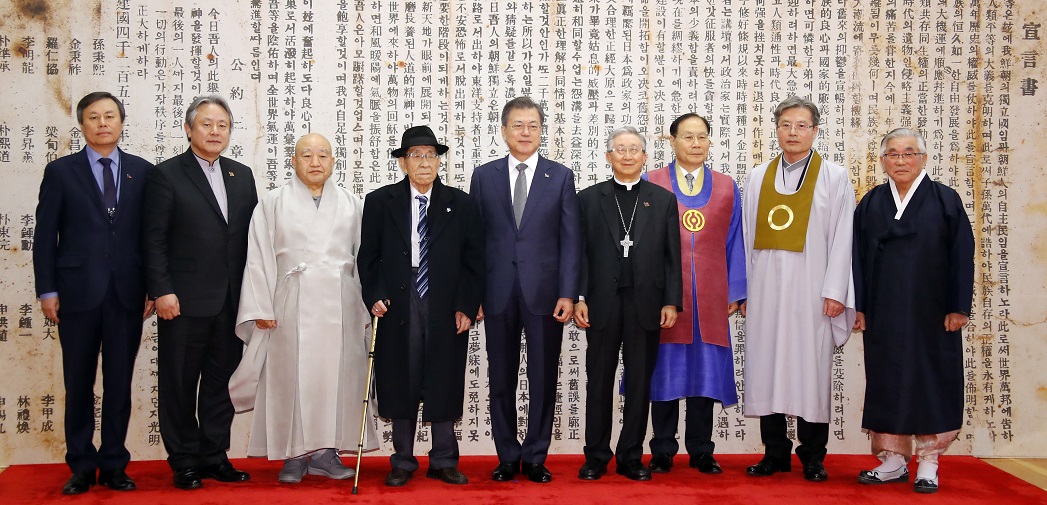 ▲문재인 대통령이 18일 낮 청와대에서 7대 종단 지도자들과 오찬을 함께하기에 앞서 독립선언서 앞에서 기념촬영을 하고 있다. (왼쪽부터) 도종환 문체부 장관, 한국기독교교회협의회 이홍정 총무, 조계종 원행 총무원장, 민족종교협의회 박우균 회장, 문 대통령, 천주교 김희중 대주교, 천도교 이정희 교령, 원불교 오도철 교정원장, 성균관 김영근 관장.(연합뉴스)