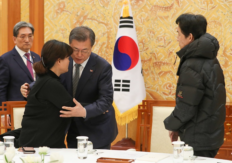 ▲문재인 대통령이 18일 오후 청와대에서 태안화력 발전소에서 사고로 숨진 비정규직 노동자 고 김용균 씨 어머니 김미숙 씨를 비롯한 유가족을 만나 위로하고 있다. (연합뉴스)