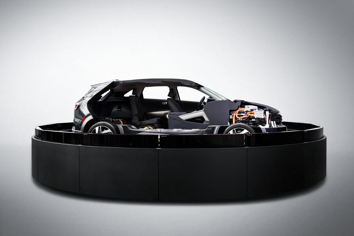 ▲수소전기차는 순수 전기차가 갖추지 못한 다양한 장점을 지녔다. 다만 ‘장밋빛 미래’에 가려진 근본적인 문제점도 간과할 수 없다. 사진은 현대차 넥쏘의 수소연료전지 시스템의 이해를 돕기 위한 절개차의 모습. 사진제공 현대자동차