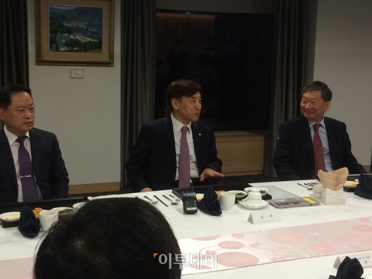 ▲한국은행이 제조업체 주요 인사들을 초청해 실물경제 흐름 파악에 나섰다. 사진은 19일 서울 중구 태평로 한은 본점에서 가진 경제동향간담회에서 이주열(가운데) 한은 총재가 모두발언을 하는 모습.