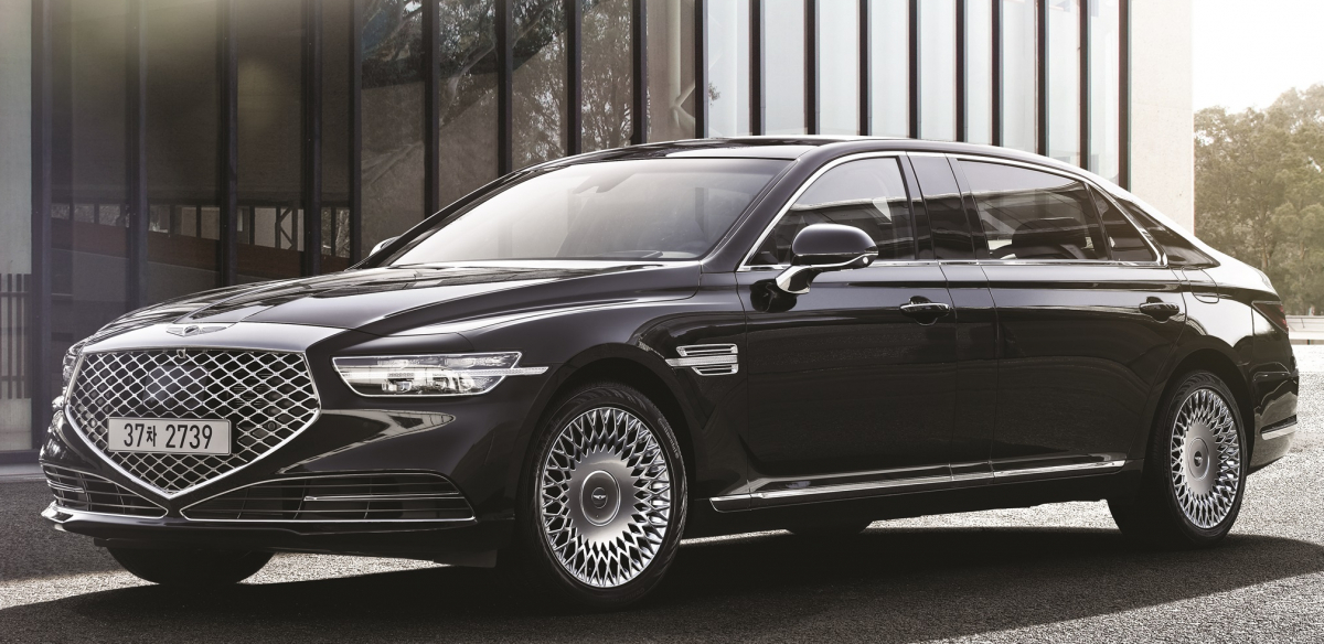 ▲제네시스 최고급 모델 G90(지 나인티)가 차 길이를 29cm 늘린 리무진을 출시했다. 가격은 1억5511만 원이다. (사진제공 제네시스)
