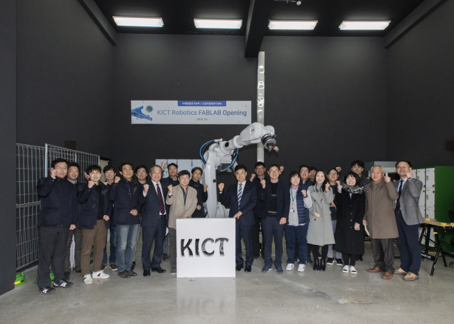 ▲건설 로보틱스 프리팹 랩 개장식 기념사진(사진=한국건설기술연구원)