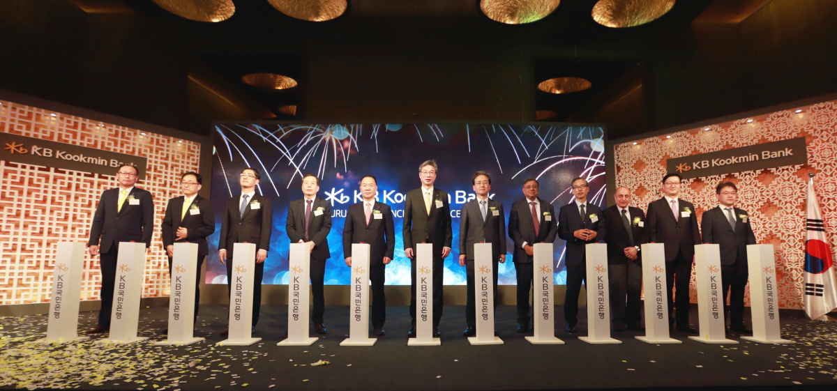 ▲KB국민은행은 18일 인도 구루그람에서 1호 지점인 인도 구루그람지점 개점식을 가졌다. (왼쪽 4번째부터)박의돈 재인도한인회장, 김기완 재인도 한국경제인연합회 회장, 허인 KB국민은행장, 신봉길 주인도 한국대사