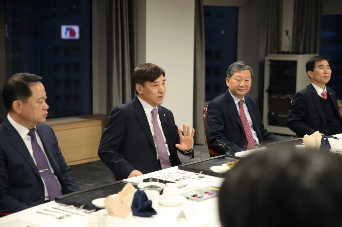 ▲이주열(왼쪽에서 두번째) 한국은행 총재와 경제전문가들은 제조업 환경이 구조적으로 변화하고 있다는데 의견을 같이 했다. 다만 이 총재는 재도약의 기회로 활용할 것을 주문한 반면, 전문가들은 변화에 맞춰 기존 규제를 신속히 합리화할 필요가 있다고 주문하고 나서 다소 결이 다른 모습을 보였다. 사진은 19일 서울 태평로 한은 본점에서 열린 경제동향간담회에서 이 총재가 모두발언을 하는 모습.(한국은행)