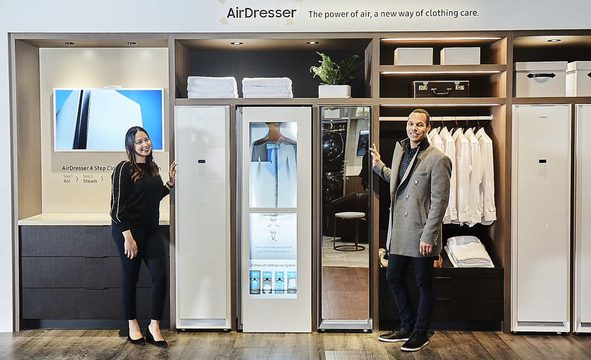 ▲삼성전자 직원들이 프리미엄 드레스룸과 세탁실 등으로 구성된 '라이프스타일 이노베이션 존'에서 삼성 의류관리기 '에어드레서'를 소개하고 있다. (사진제공=삼성전자)