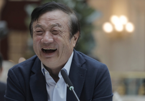 ▲런정페이 화웨이 설립자 겸 CEO가 1월 15일(현지시간) 중국 광둥성 선전의 화웨이 본사에서 기자회견 도중 파안대소를 짓고 있다. 선전/AP뉴시스 

