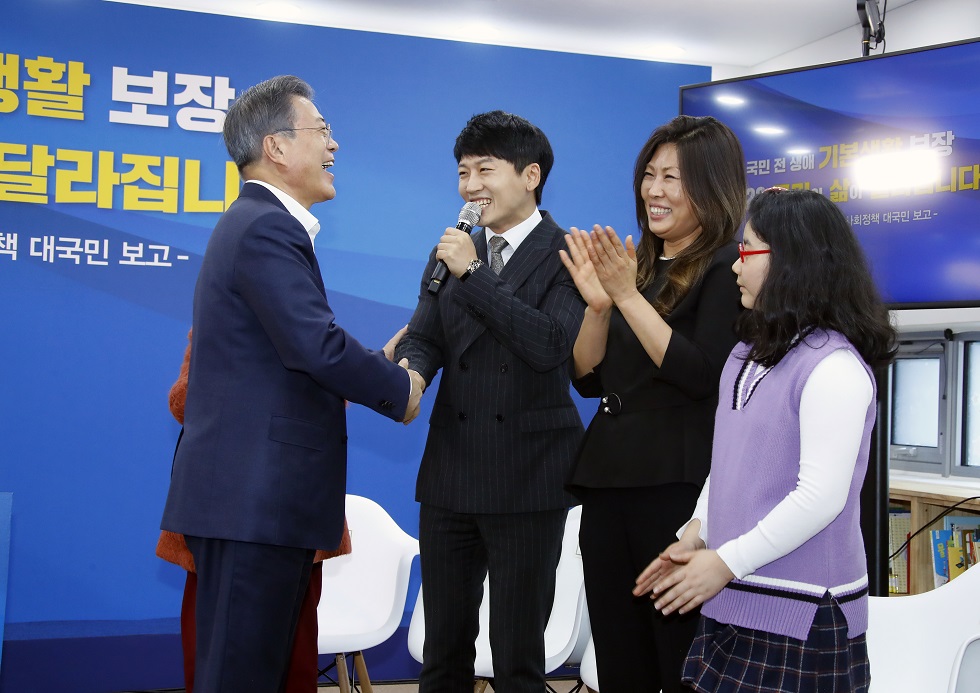 ▲다둥이 아빠인 가수 V.O.S 박지헌씨가 19일 오후 서울 노원구 월계문화복지센터에서 문재인 대통령과 인사하며 자신의 노래 '보고 싶은 날엔' 일부를 부르고 있다.(연합뉴스)