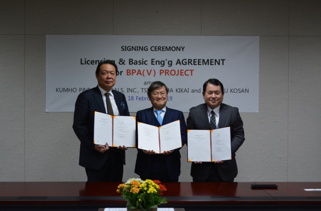 ▲금호피앤비화학 문동준 대표(가운데)가 츠키시마 키카이의 나오야 후지타 이사(왼쪽), 이데미츠 코산의 마사히코 사와 부장(오른쪽)과 함께 기념촬영을 하고 있다.(사진제공=금호석유화학)