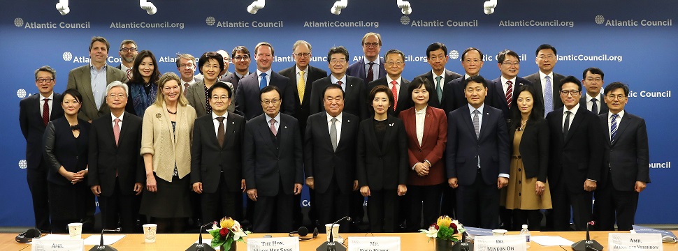 ▲미국을 방문중인 문희상 국회의장과 여야 5당 지도부들이 11일(현지시간) 워싱턴 애틀랜틱 카운슬에서 에서 열린 한반도 전문가 초청 간담회를 마친 뒤 참석자들과 기념촬영을 하고 있다.     앞줄 왼쪽 두번째부터 조윤제 주미대사, 캐슬린 스티븐슨 전 주한 미국 대사, 민주평화당 정동영 대표, 더불어민주당 이해찬 대표, 문 의장, 자유한국당 나경원 원내대표, 정의당 이정미 대표, 바른미래당 김관영 원내대표. (연합뉴스)
