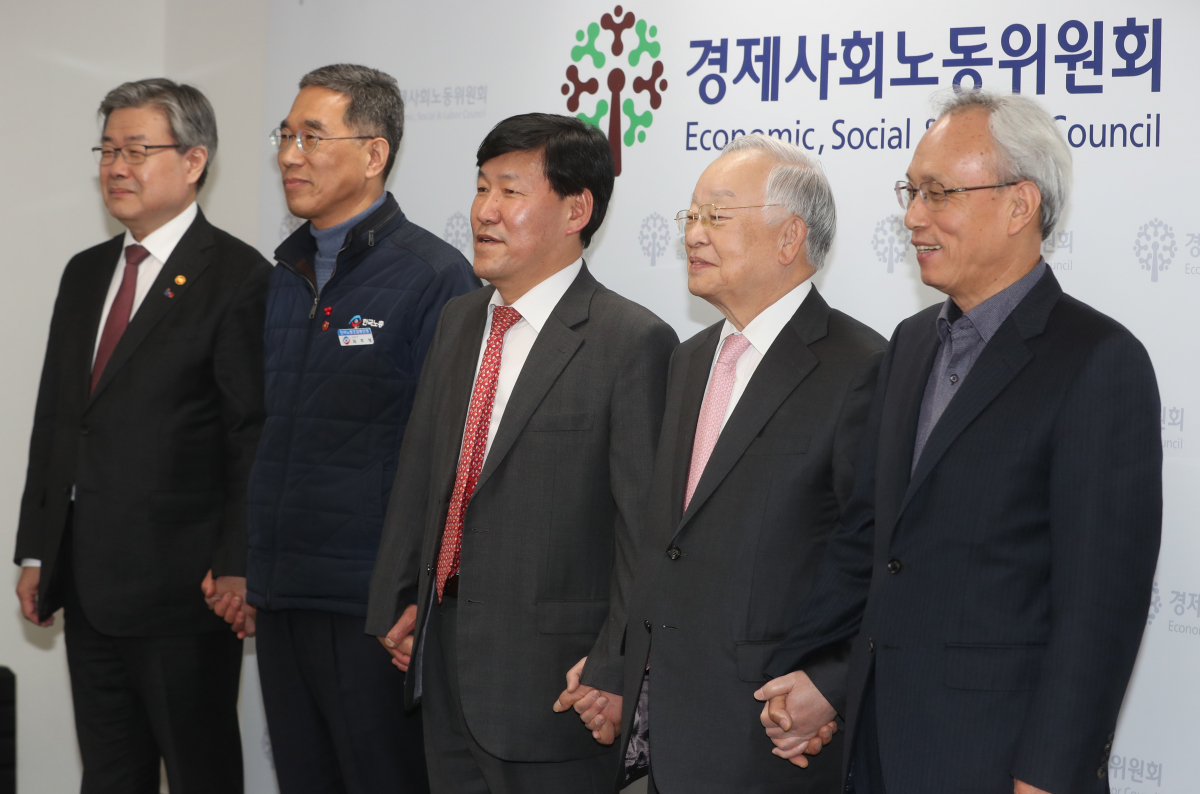 ▲경제사회노동위원회가 탄력근로제 단위 기간을 현행 최대 3개월에서 최대 6개월로 연장하는 방안에 합의한 19일 서울 경사노위에서 이철수 노동시간제도개선위원회 위원장을 비롯한 참석자들이 합의내용을 발표하고 기념 사진을 촬영하고 있다. 왼쪽 두번째부터 이재갑 고용노동부장관, 김주영 한국노총 위원장, 손경식 한국경영자총협회장, 이 위원장, 문성현 경제사회노동위원회 위원장. (사진=연합뉴스)