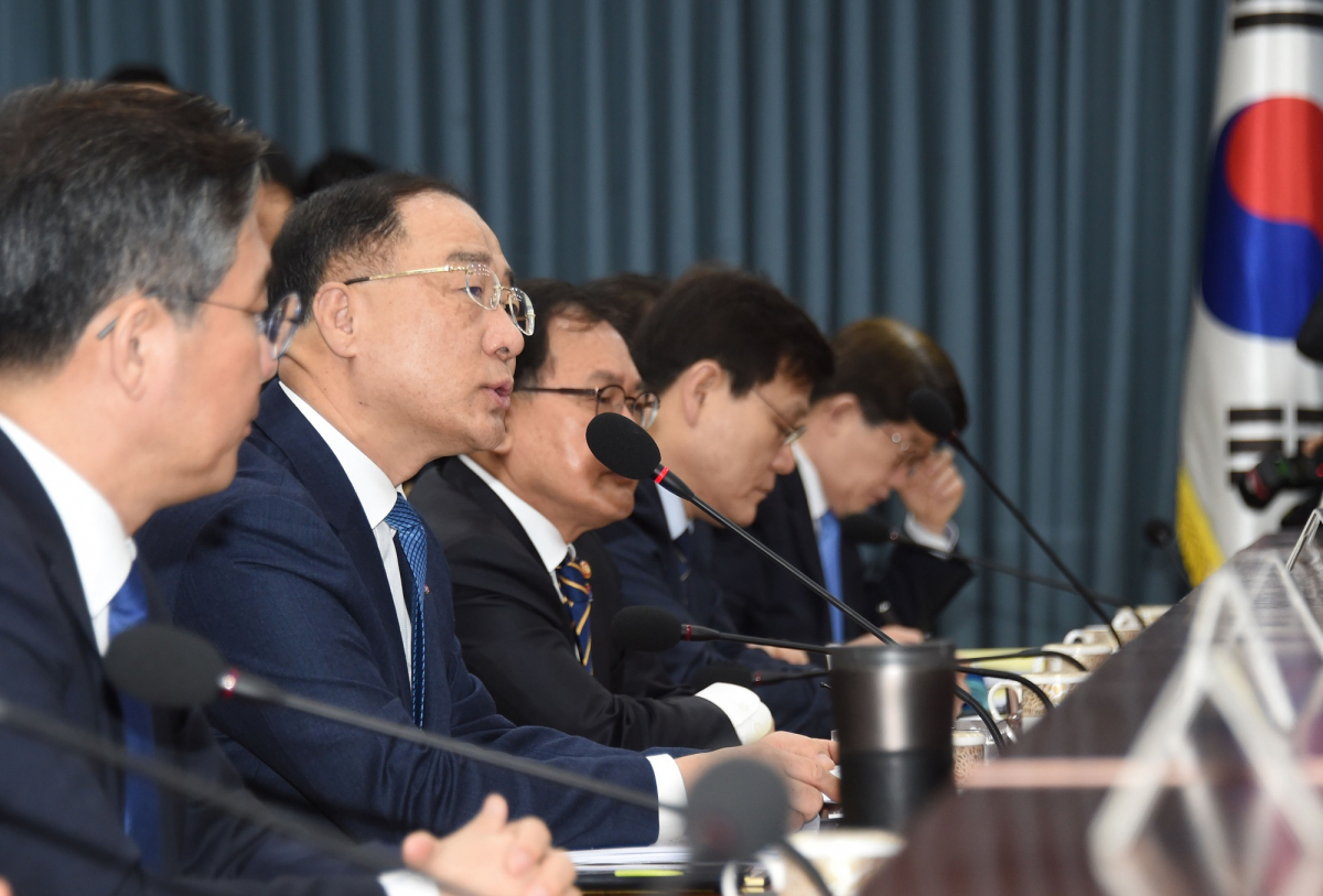 ▲홍남기 경제부총리 겸 기획재정부 장관이 20일 광화문 정부서울청사에서 '제2차 혁신성장전략회의 몇 제7차 경제관계장관회의'를 주재하고 모두발언을 하고 있다.(사진제공 기획재정부)