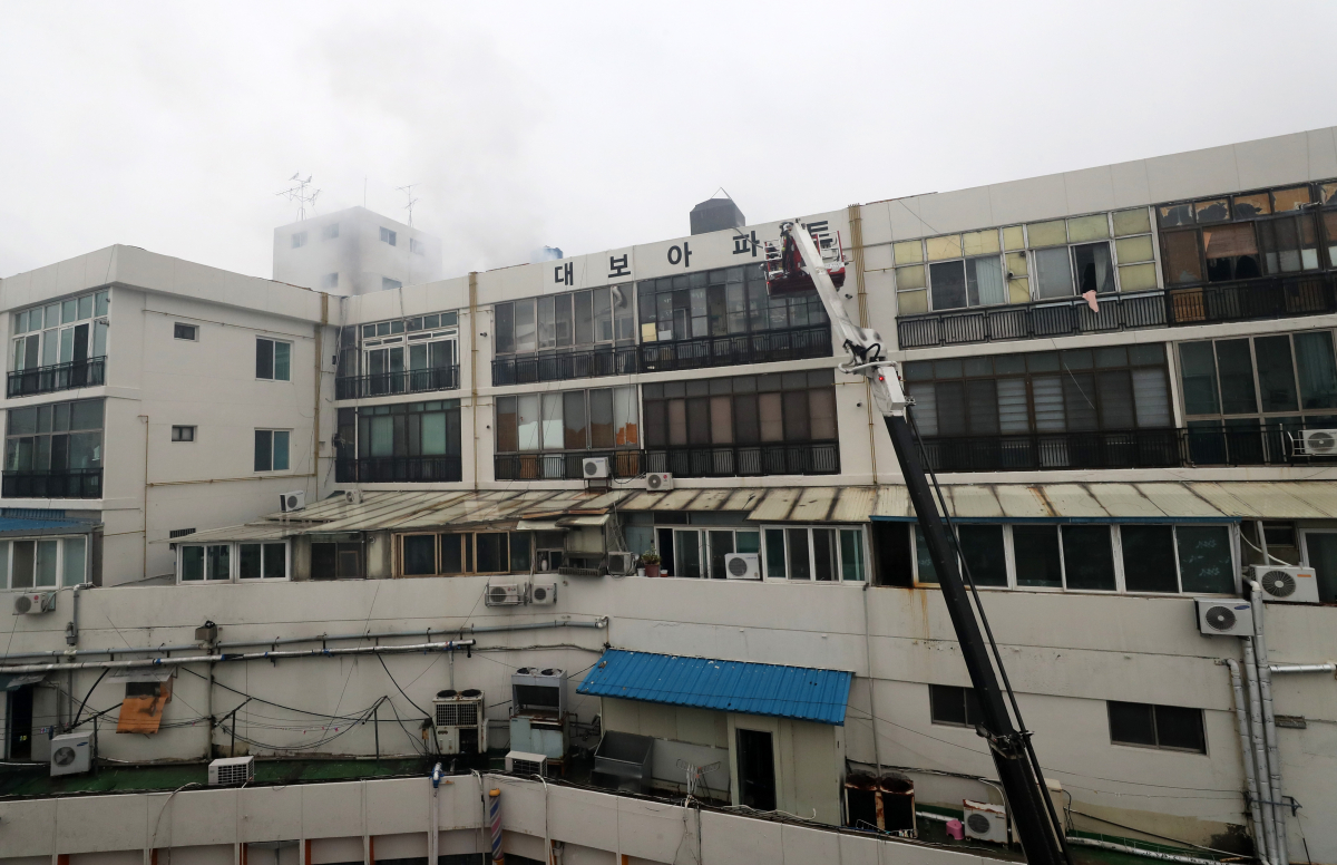 ▲19일 화재가 발생한 목욕탕이 있는 대구의 한 건물(연합뉴스)