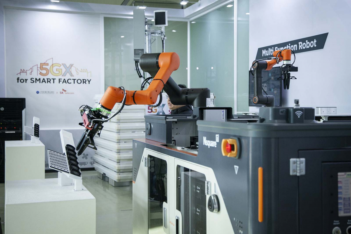 ▲지난해 경기도 안산시 스마트제조혁신센터에서 열린 SK텔레콤 5G 스마트팩토리 확산 전략 발표회에 전시된 5G 다기능 협업 로봇 모습(뉴시스)