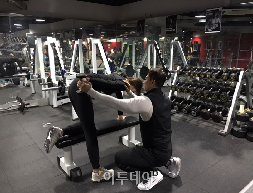 ▲기자의 PT를 맡은 이재호 트레이너는 “숨고 같은 플랫폼이 발전하는 것은 자연스러운 흐름 같다”면서 “앞으로 몇 달 동안은 계속 숨고를 이용해 회원을 받을 예정”이라고 말했다. (나경연 기자 contest@)
