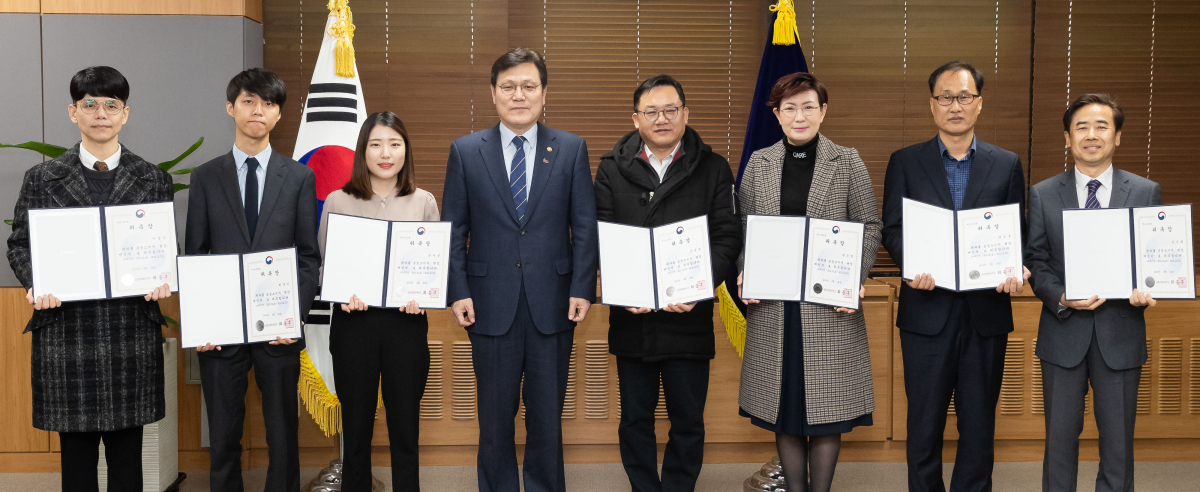 ▲최종구 금융위원장(왼쪽에서 네 번째)과 제4기 현장메신저 대표들이 20일 서울 종로구 정부서울청사 금융위원회에서 현장메신저 위촉식을 하고 기념사진을 찍고 있다.(사진제공=금융위원회)