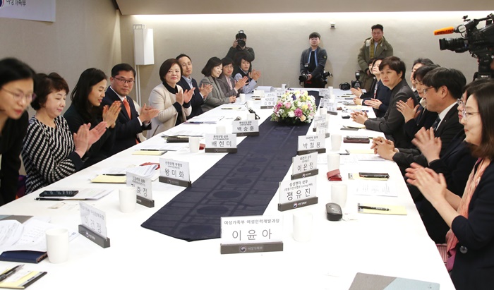 ▲18일 오후 서울 종로구 정부서울청사에서 여성가족부가 개최한 ‘유리천장을 깬 여성임원 및 멘토 간담회’에 진선미 장관(왼쪽 다섯 번째)과 민간기업 여성임원 12명 등이 참석했다.(연합뉴스)