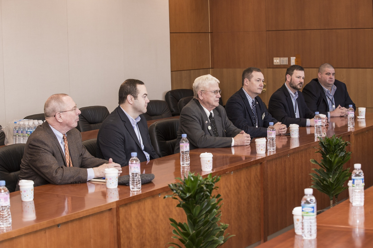 ▲톰 크로우(Tom Crow) 잭슨 카운티 의장(왼쪽에서 세번째), 클락 힐(Clark Hill) 커머스市 시장(왼쪽에서 네번째)를 비롯한 미국 조지아주 지방정부 관계자들. (사진 제공-SK이노베이션)