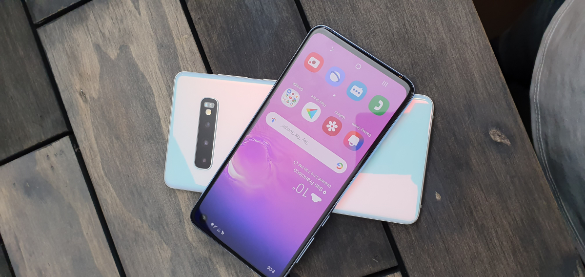 ▲갤럭시S10을 무선충전 패드로 활용하는 모습. (사진=송영록 기자 syr@)