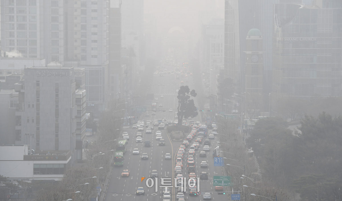 ▲서울 서초구 서초동 일대가 짙은 안개와 미세먼지에 갇혀 있다. 오승현 기자 story@