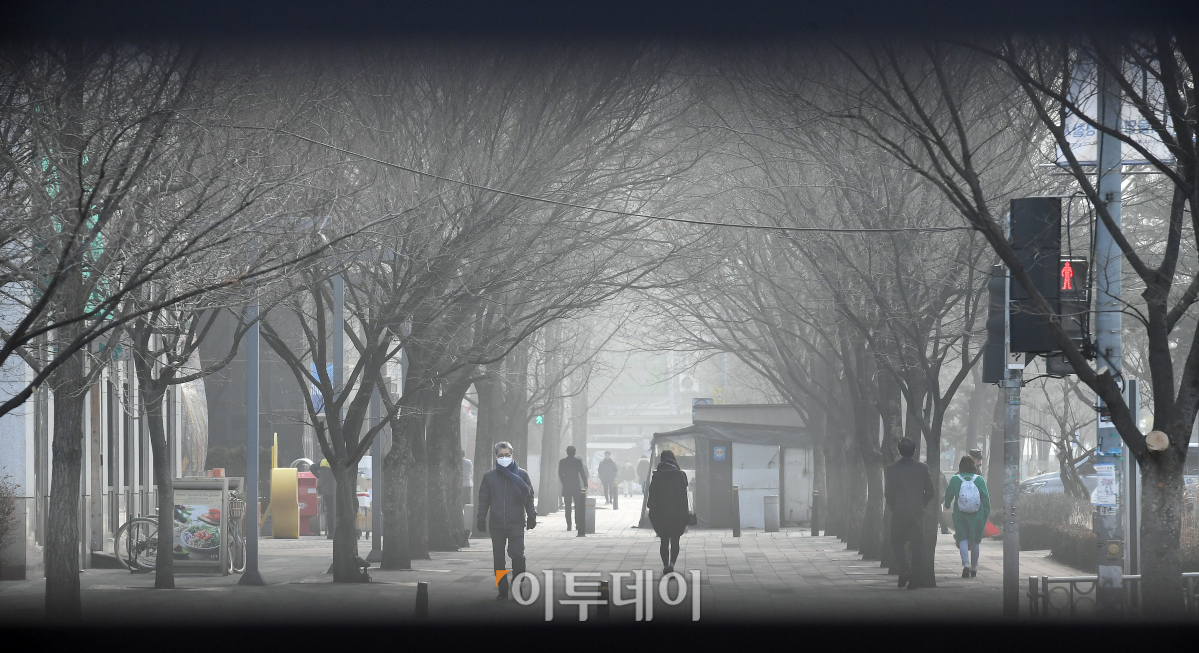 ▲서울 여의도 거리에서 미세먼지를 막기 위한 마스크와 두꺼운 외투로 중무장한 시민들이 발걸음을 재촉하고 있다. 오승현 기자 story@