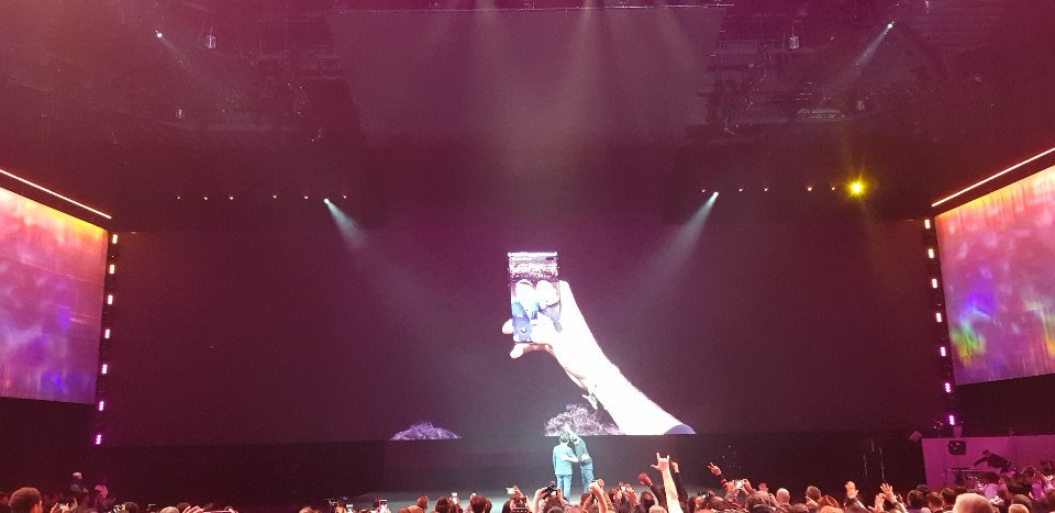 ▲인스타그램 CEO와 함께 셀카를 찍는 고동진 사장. 삼성전자는 인스타그램과의 협력을 발표했다. (사진=송영록 기자 syr@)