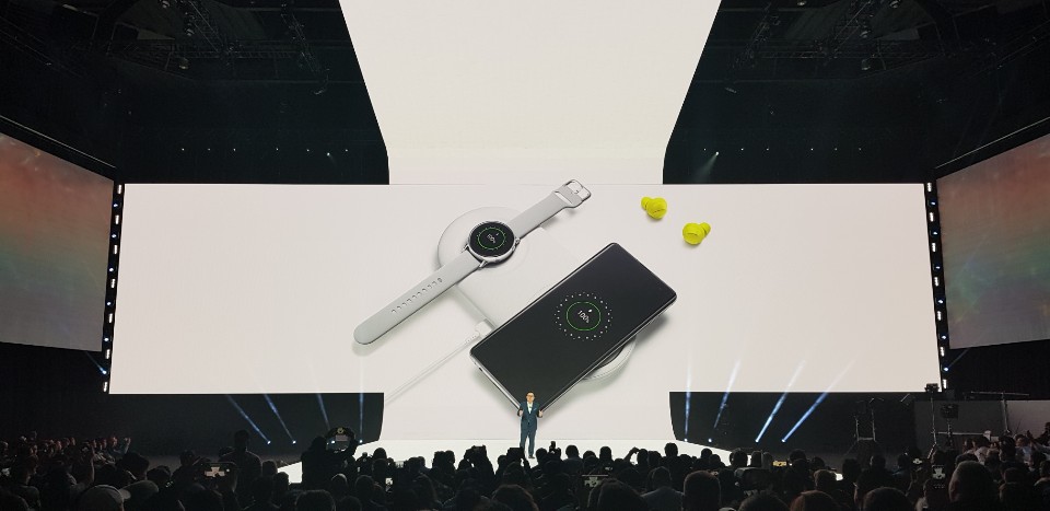 ▲갤럭시S10과 갤럭시 워치 액티브, 갤럭시 버즈. (사진=송영록 기자 syr@)